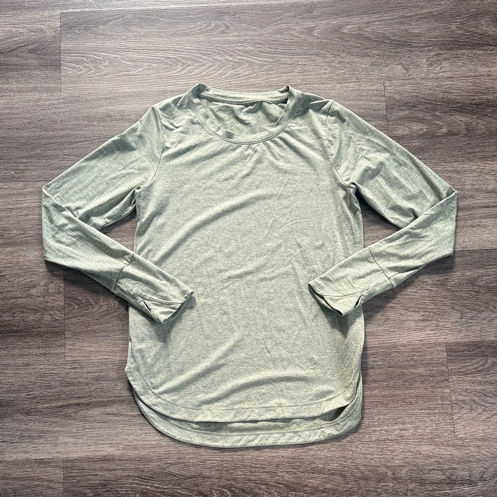Athleta Light Green Long Sleeve Top Size Medium Women’s Athletic Undershirt